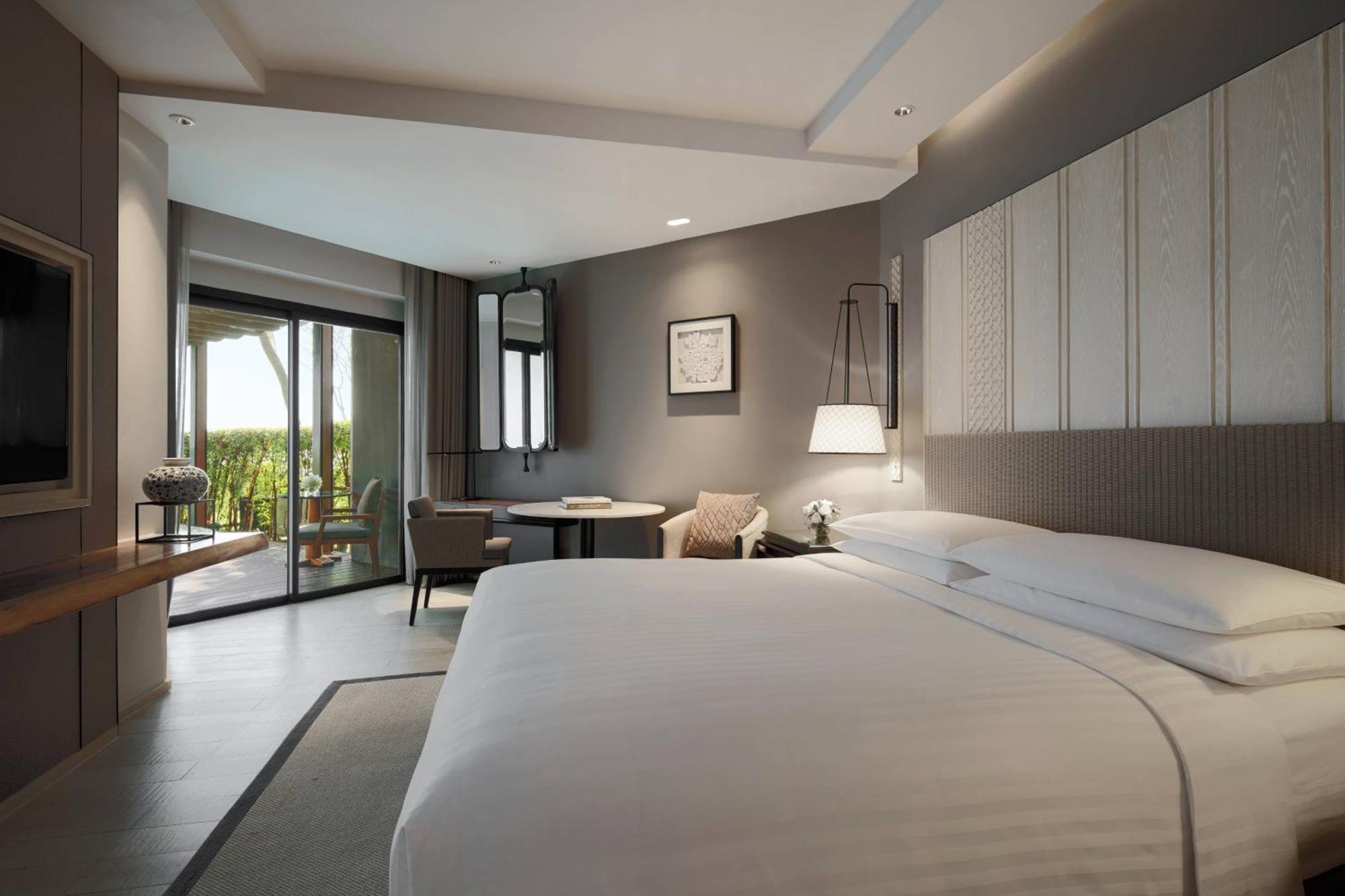 1 Bedroom Suite, 1 King, Garden access, Whirlpool
